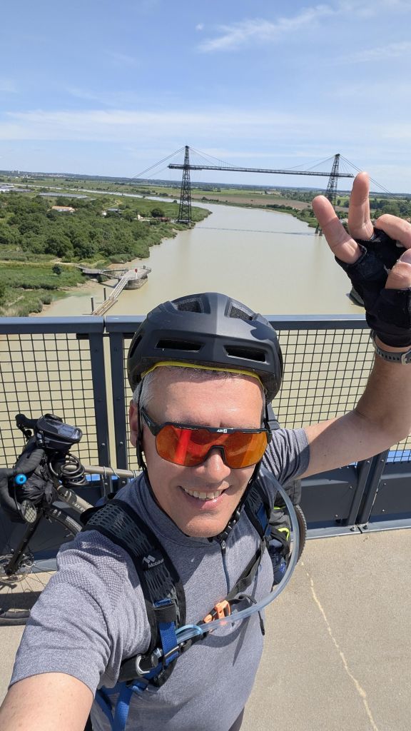 Selfie sur le pont transbordeur de Rochefort, vélo à l'arrière-plan