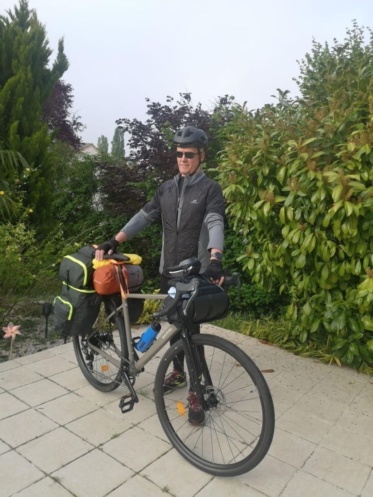 Stéphane et son vélo chargé, le jour du départ